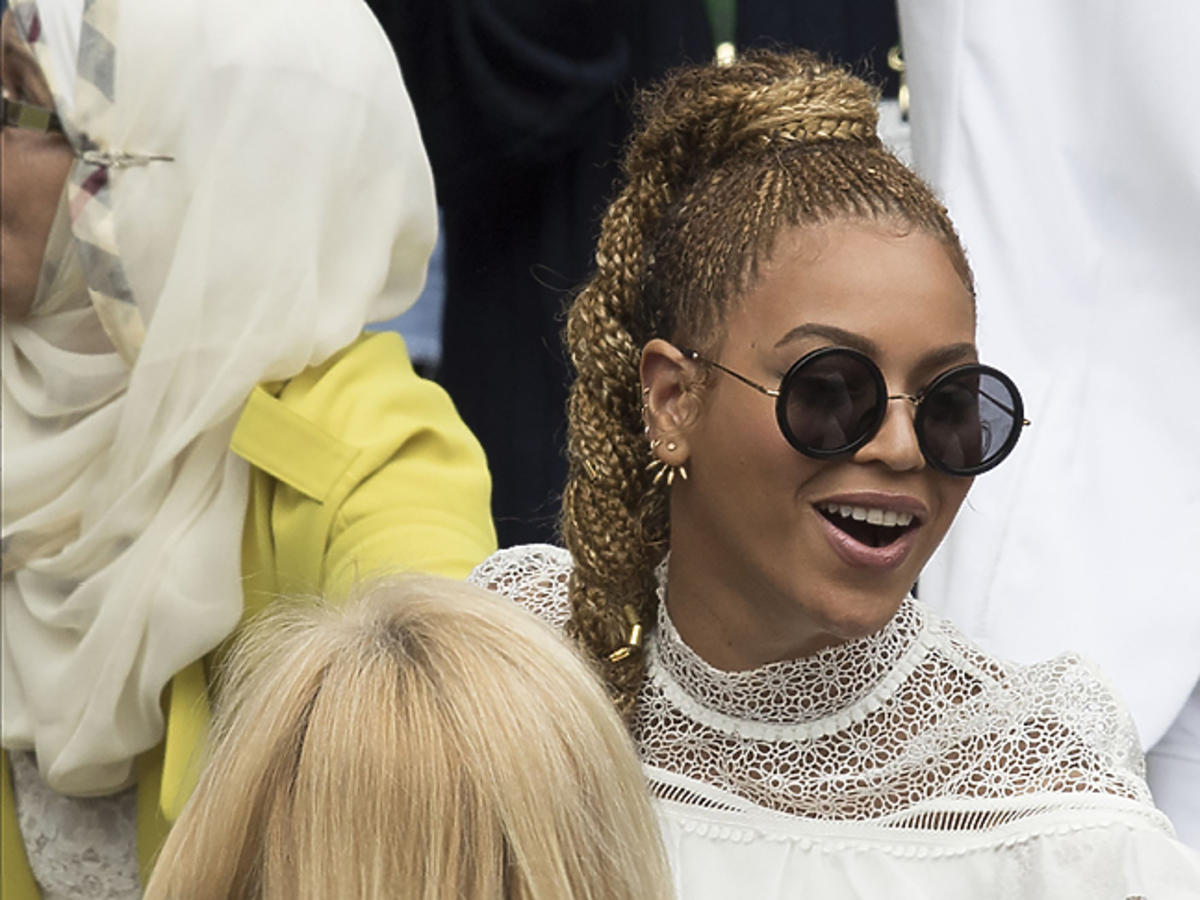 Beyonce w okrągłych okularach i warkoczu