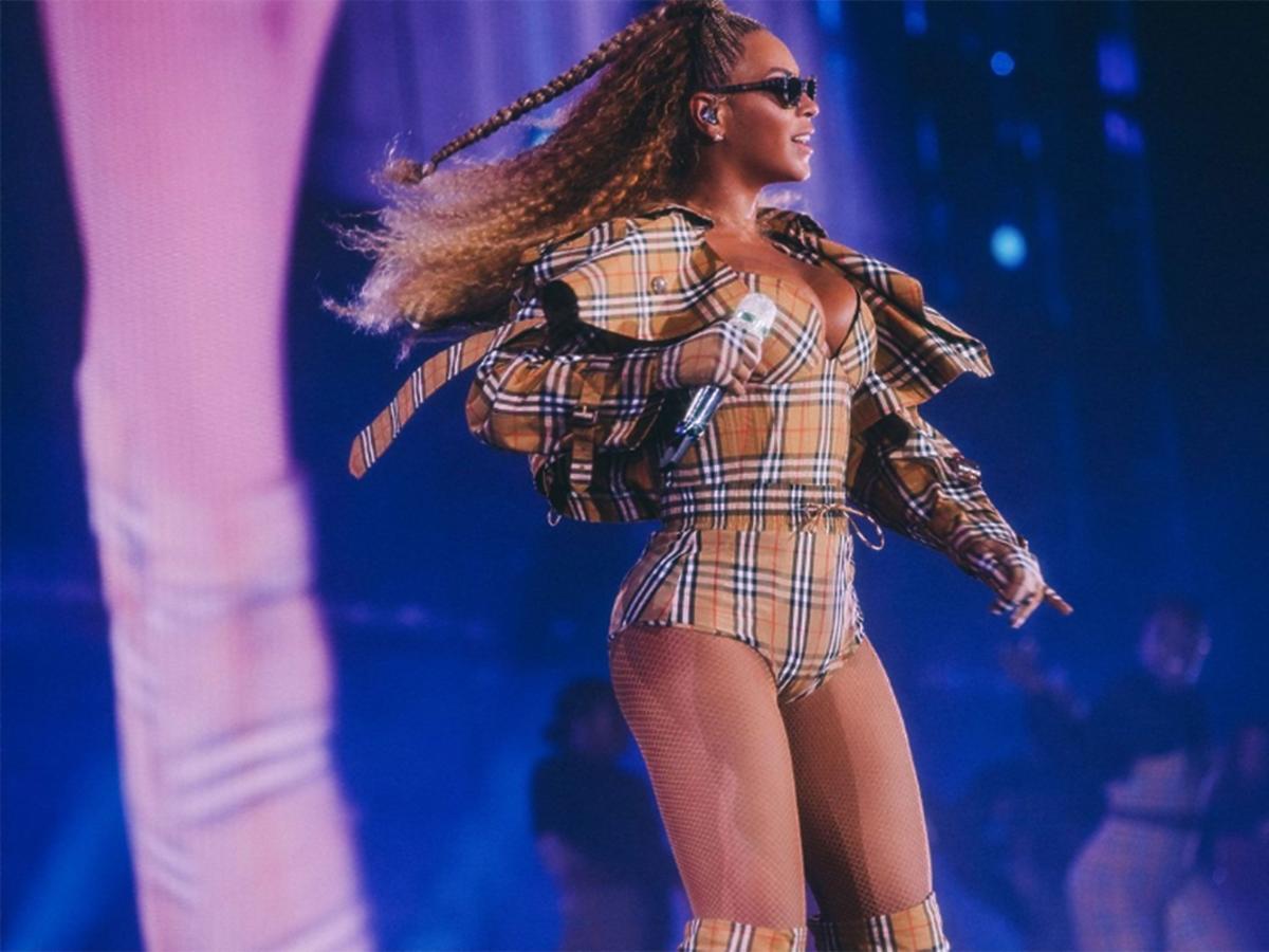 Beyonce w total looku w kratkę Burberry