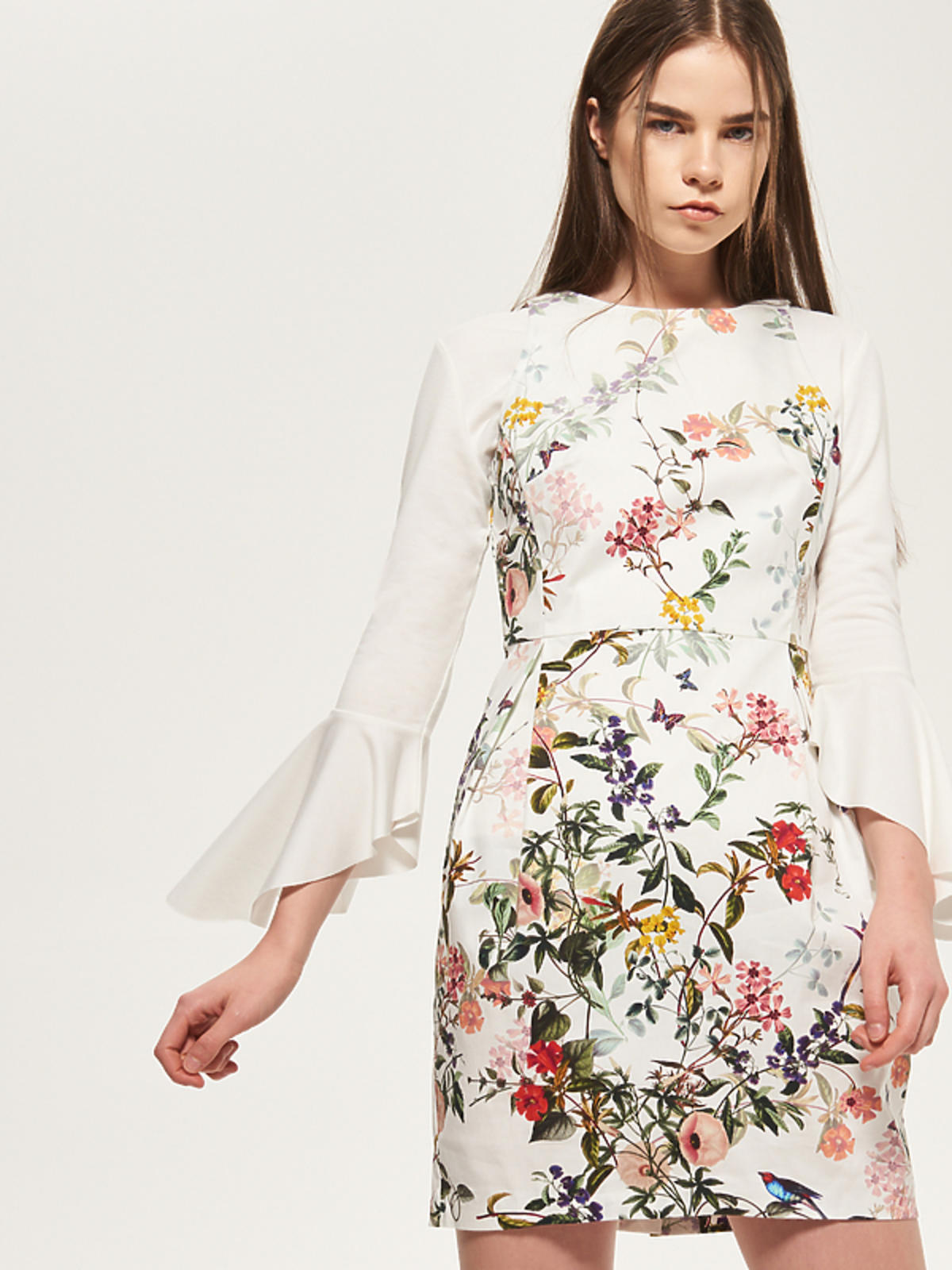 Biała, taliowana sukienka z kwiatowym printem i falbanami przy rękawach Reserved, 159,99 zł