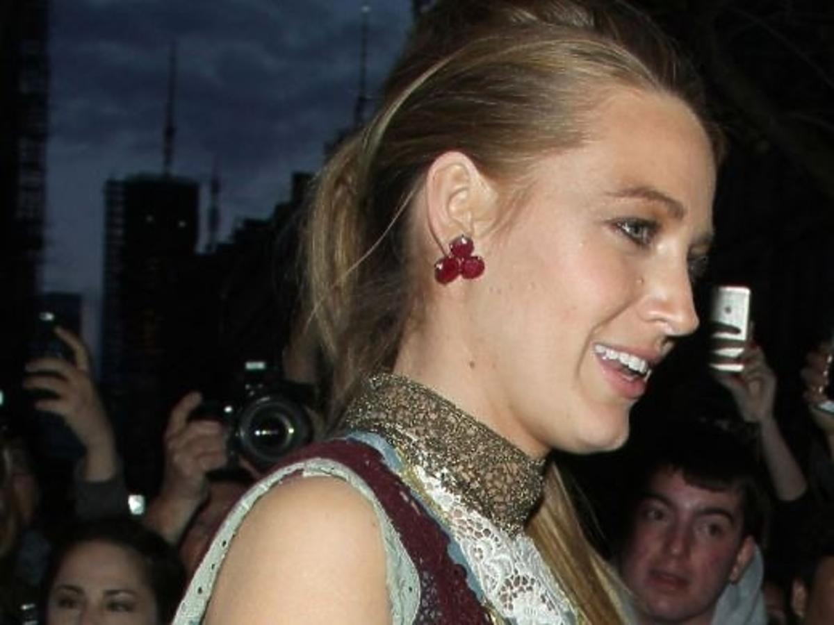 Blake Lively w krótkiej sukience