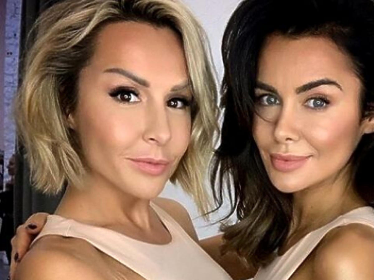 Blanka Lipińska i Natalia Siwiec w jasnych koszulkach