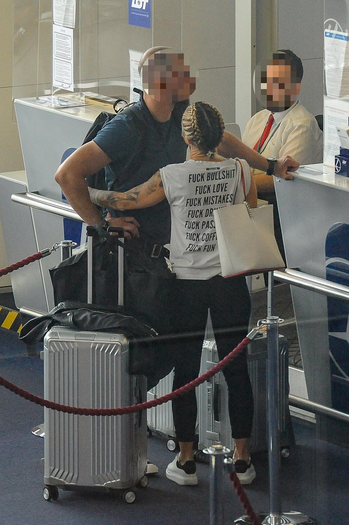 Blanka Lipińska z partnerem na lotnisku