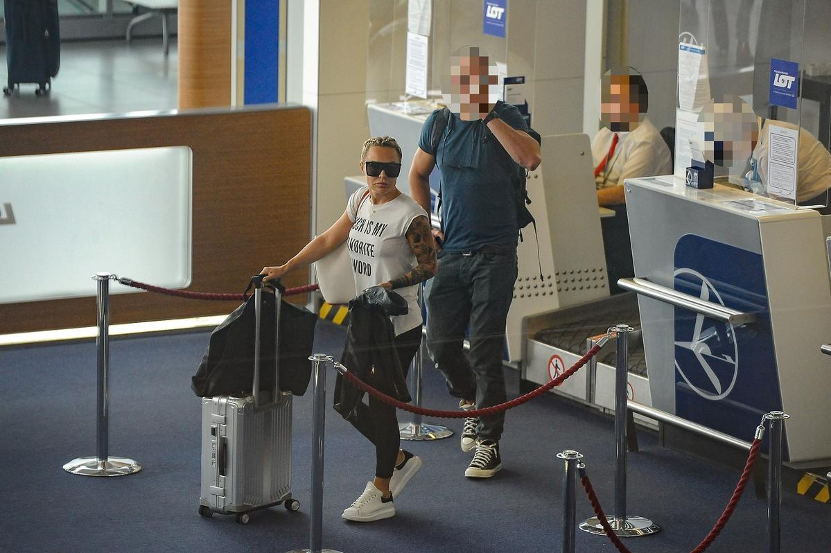 Blanka Lipińska z partnerem na lotnisku