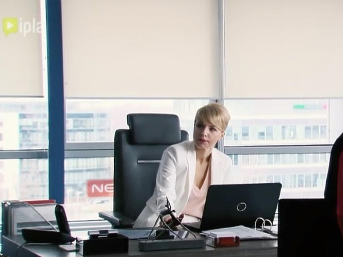 Blondynka w białej koszuli