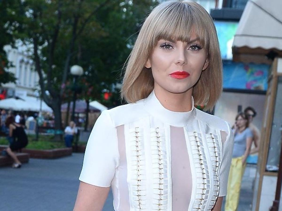 Blondynka w białej sukience z czerwonymi ustami