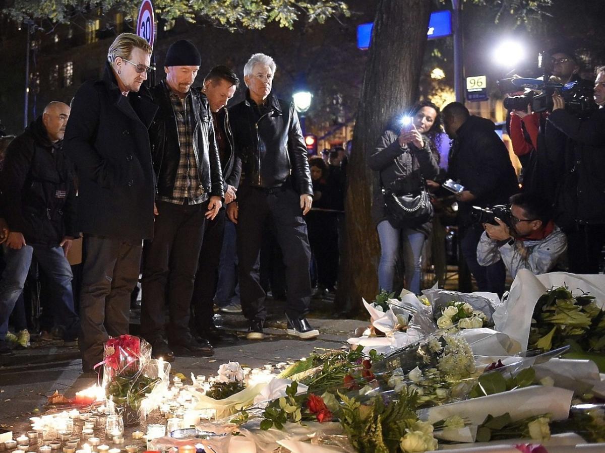 Bono, The Edge, Larry Mullen Jr i Adam Clayton pod halą koncertową Bataclan w Paryżu