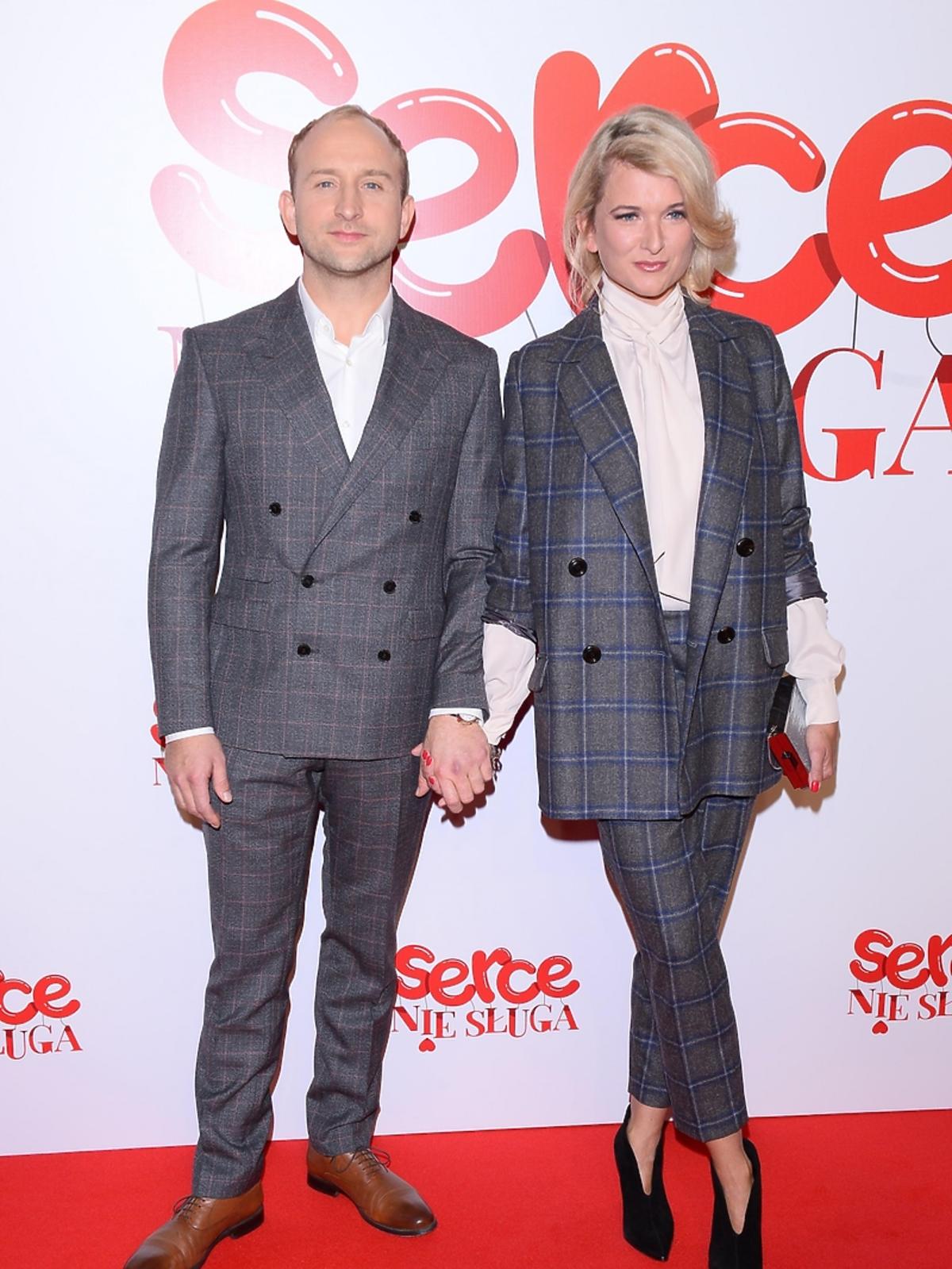Borys Szyc z partnerką na premierze filmu