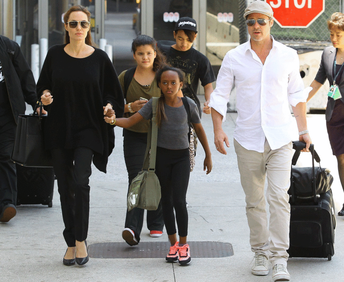 Brad Pitt, Angelina Jolie z dziećmi na lotnisku