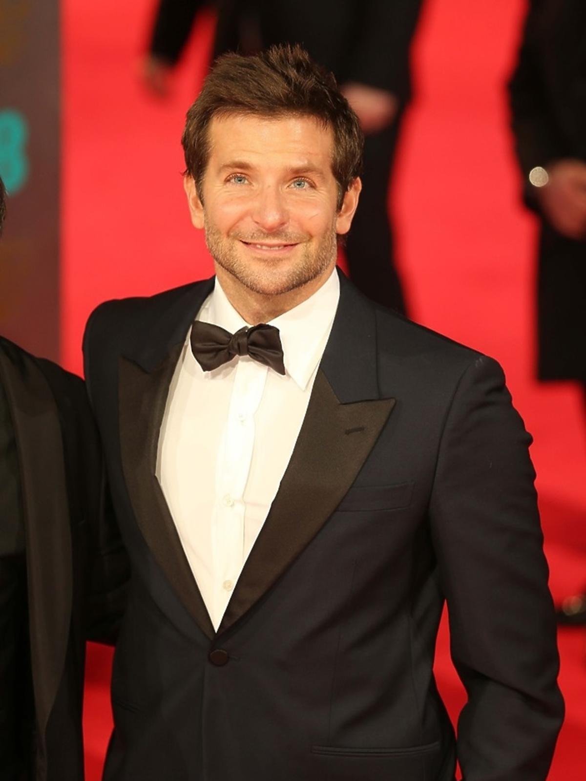 Bradley Cooper w garniturze