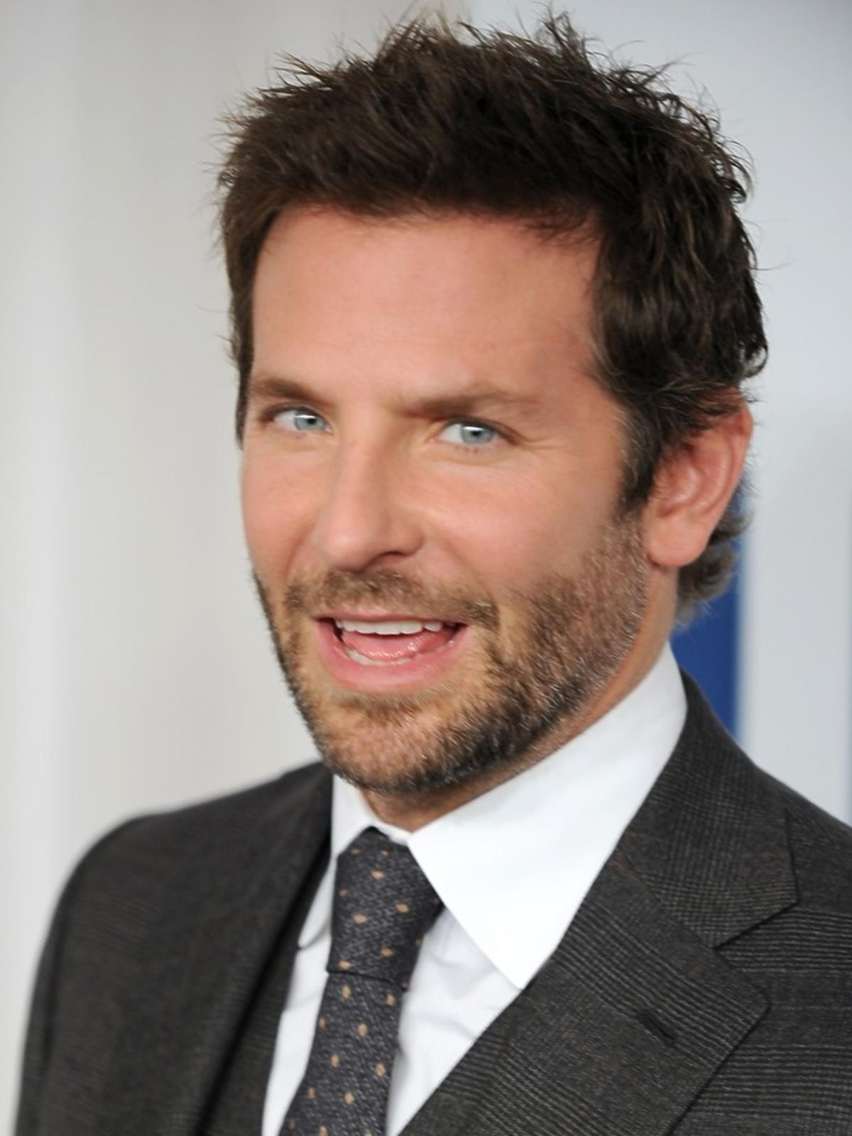 Bradley Cooper w garniturze