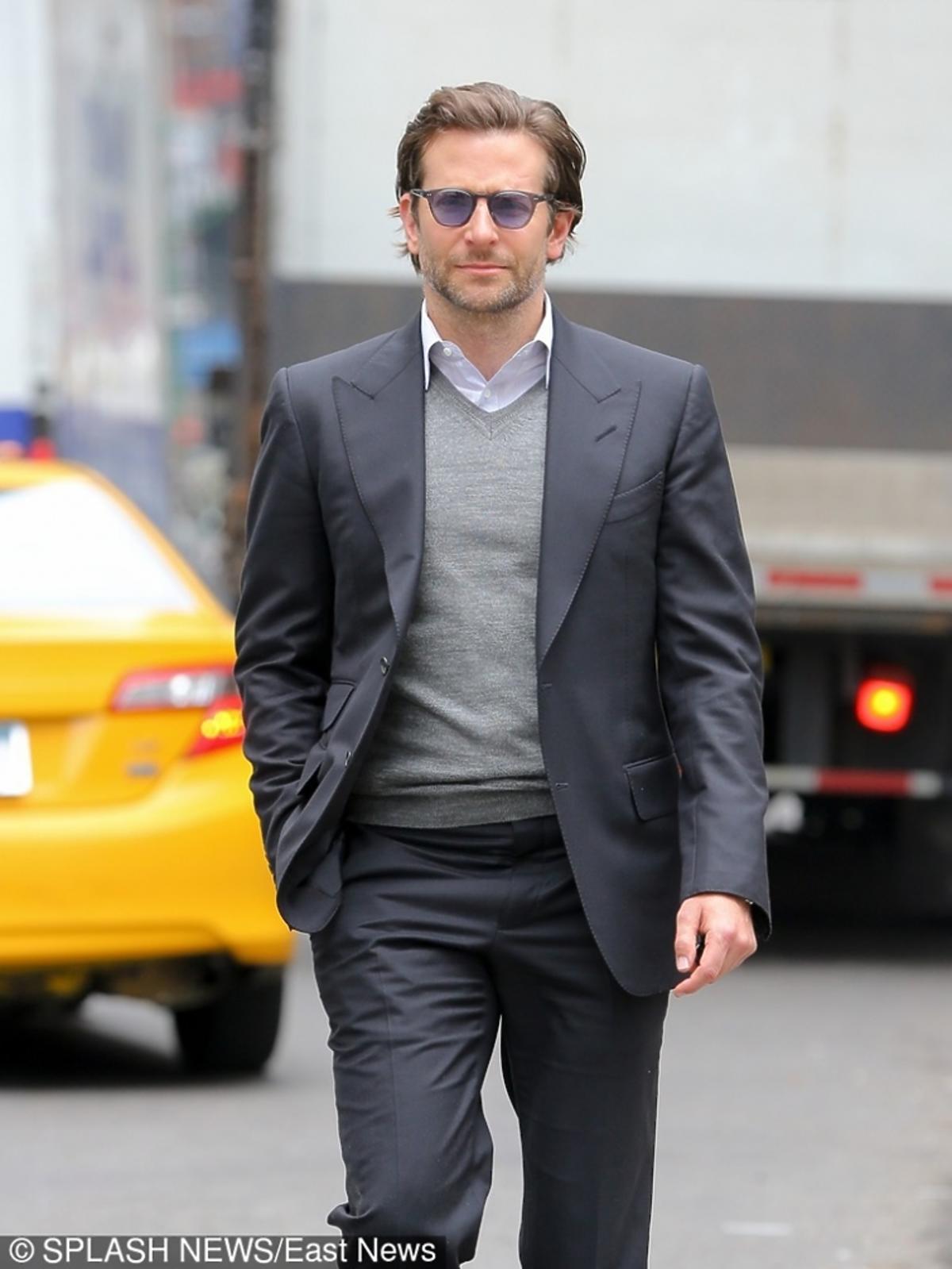 Bradley Cooper w szarej marynarce