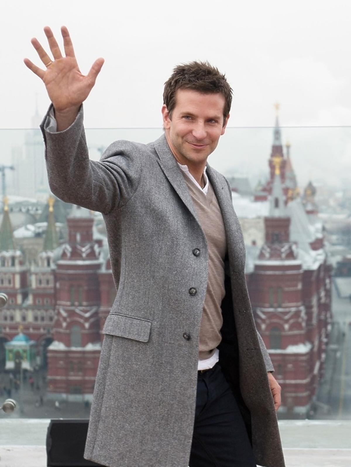 Bradley Cooper w szarym płaczu