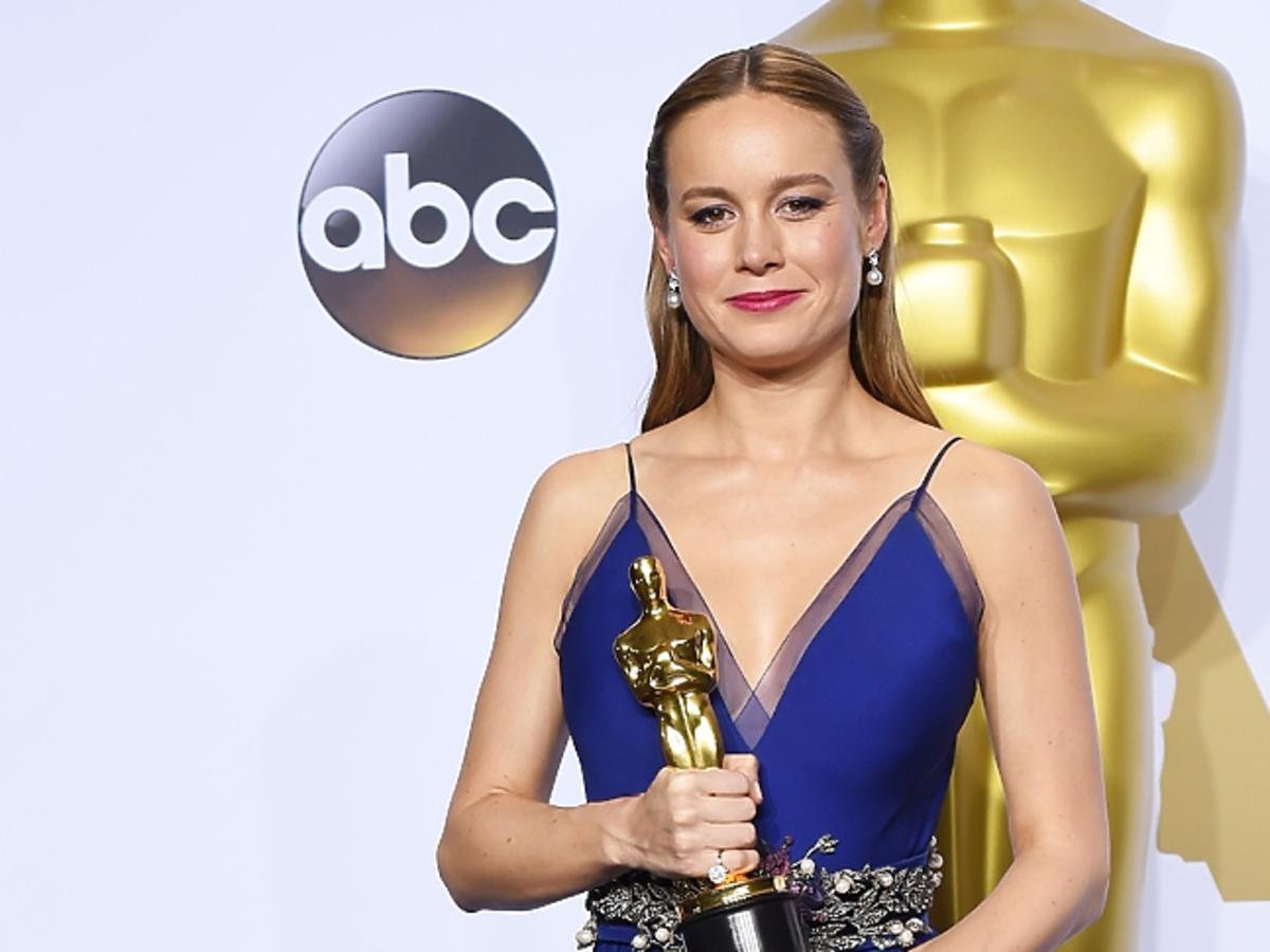 Brie Larson w sukni z dekoltem i z Oscarem w dłoni