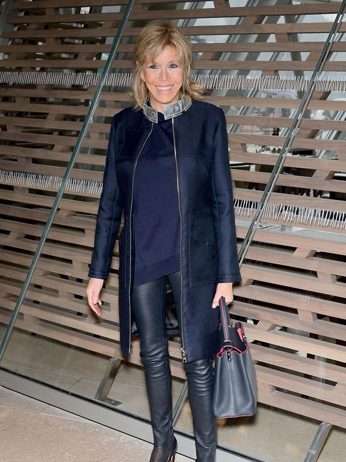 Brigitte Macron na pokazie Louis Vuitton jesień:zima 16 z torebką LV Capucine