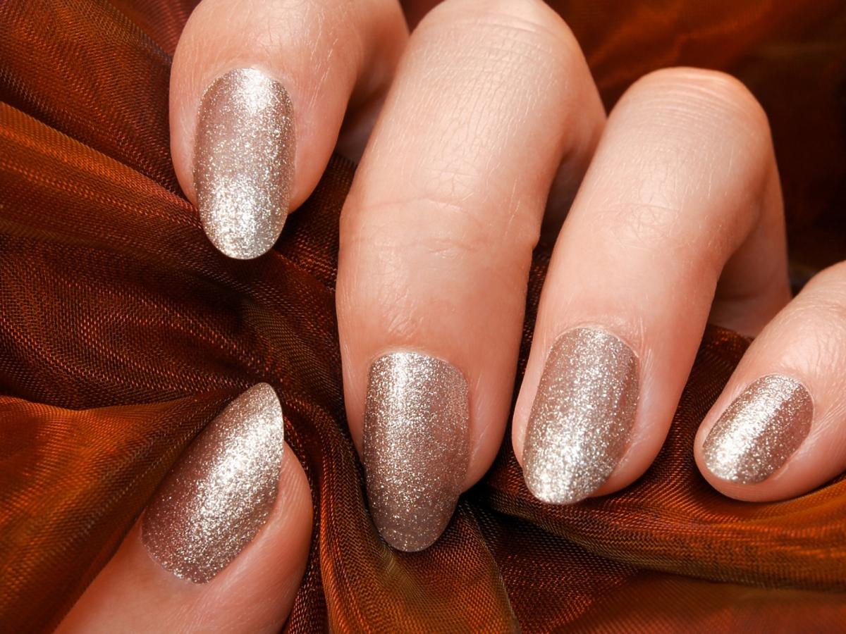 brokatowy manicure