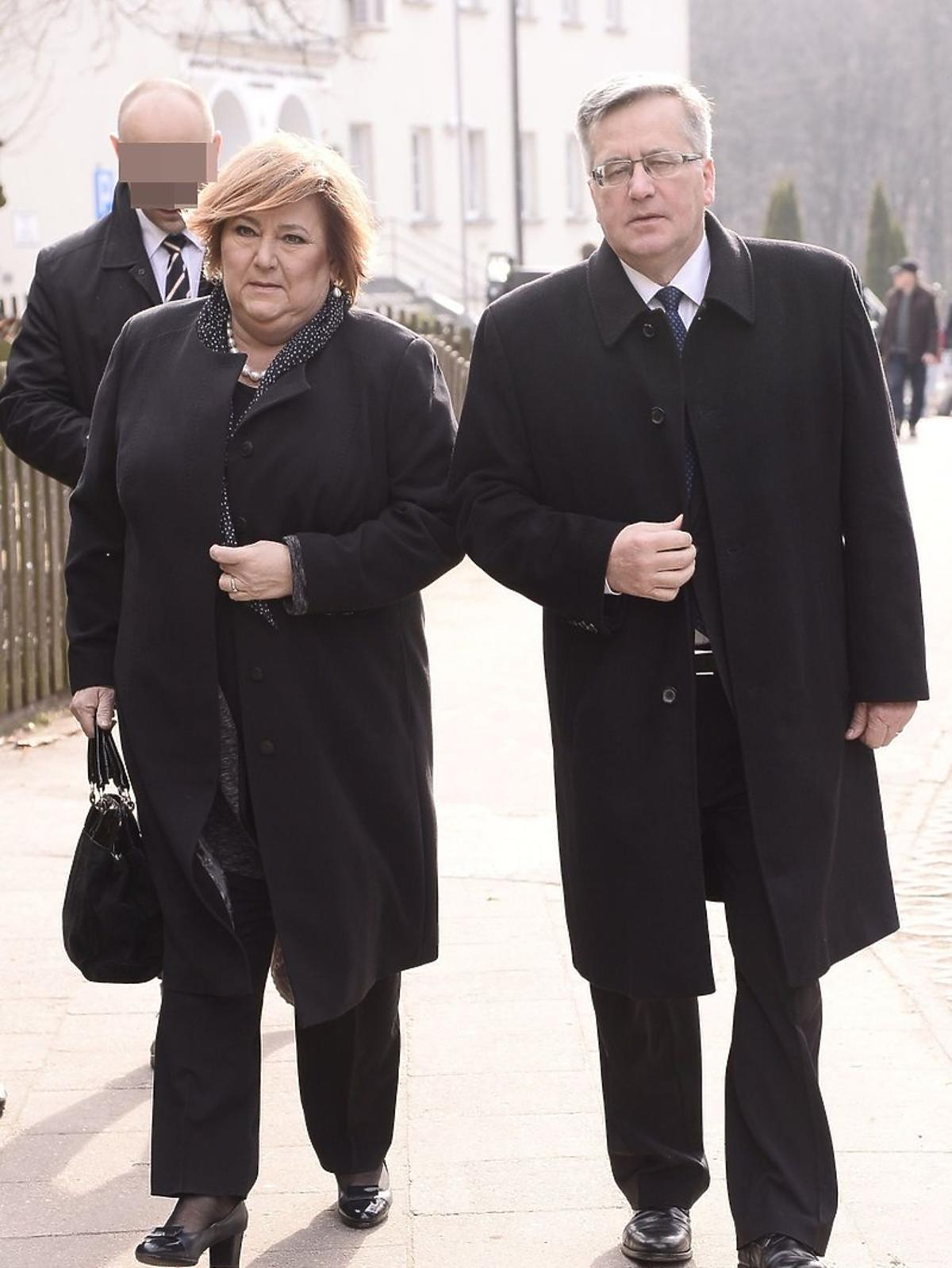 Bronisław Komorowski z żoną na pogrzebie Danuty Szaflarskiej