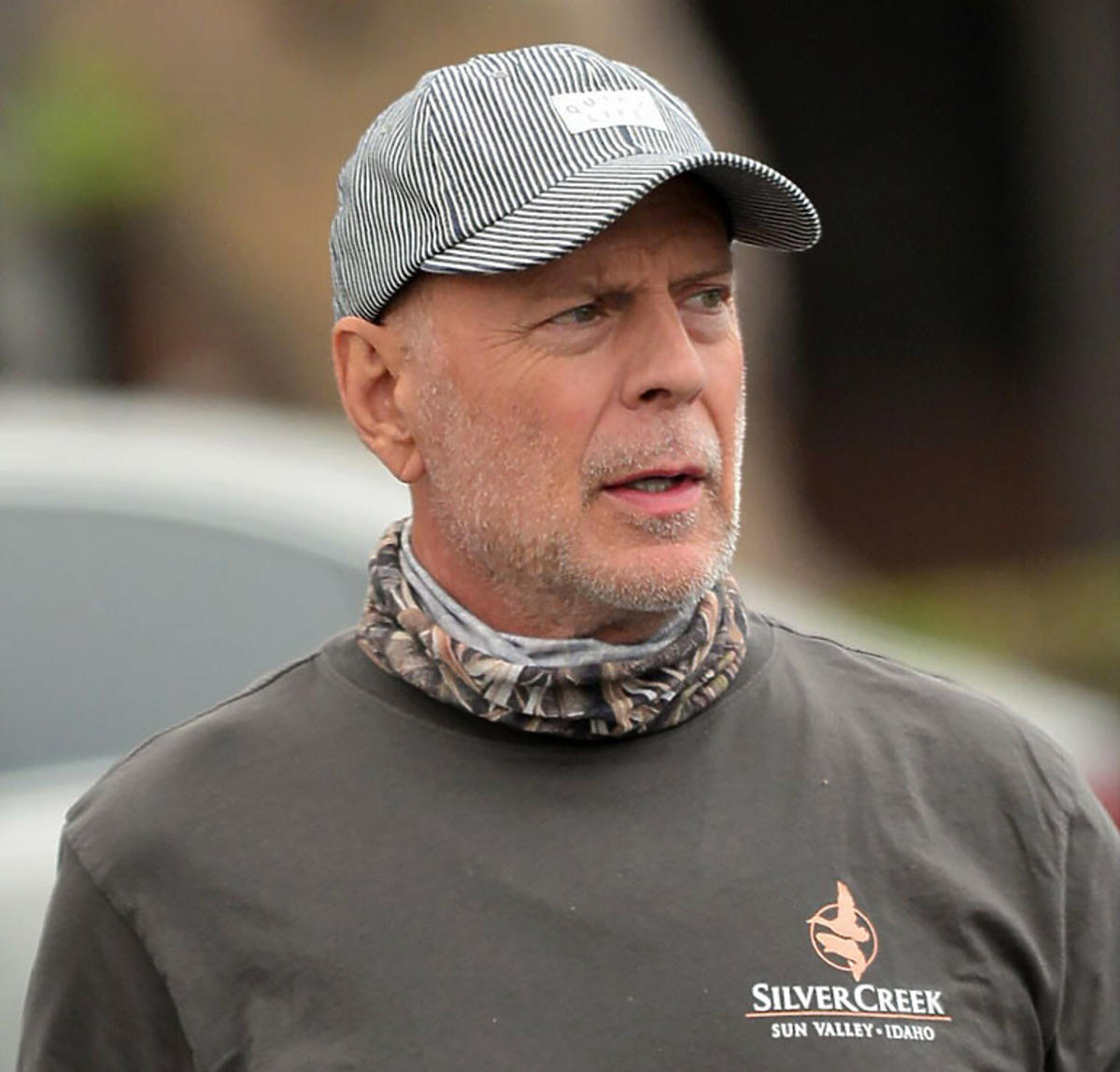 Bruce Willis w czapce z daszkiem