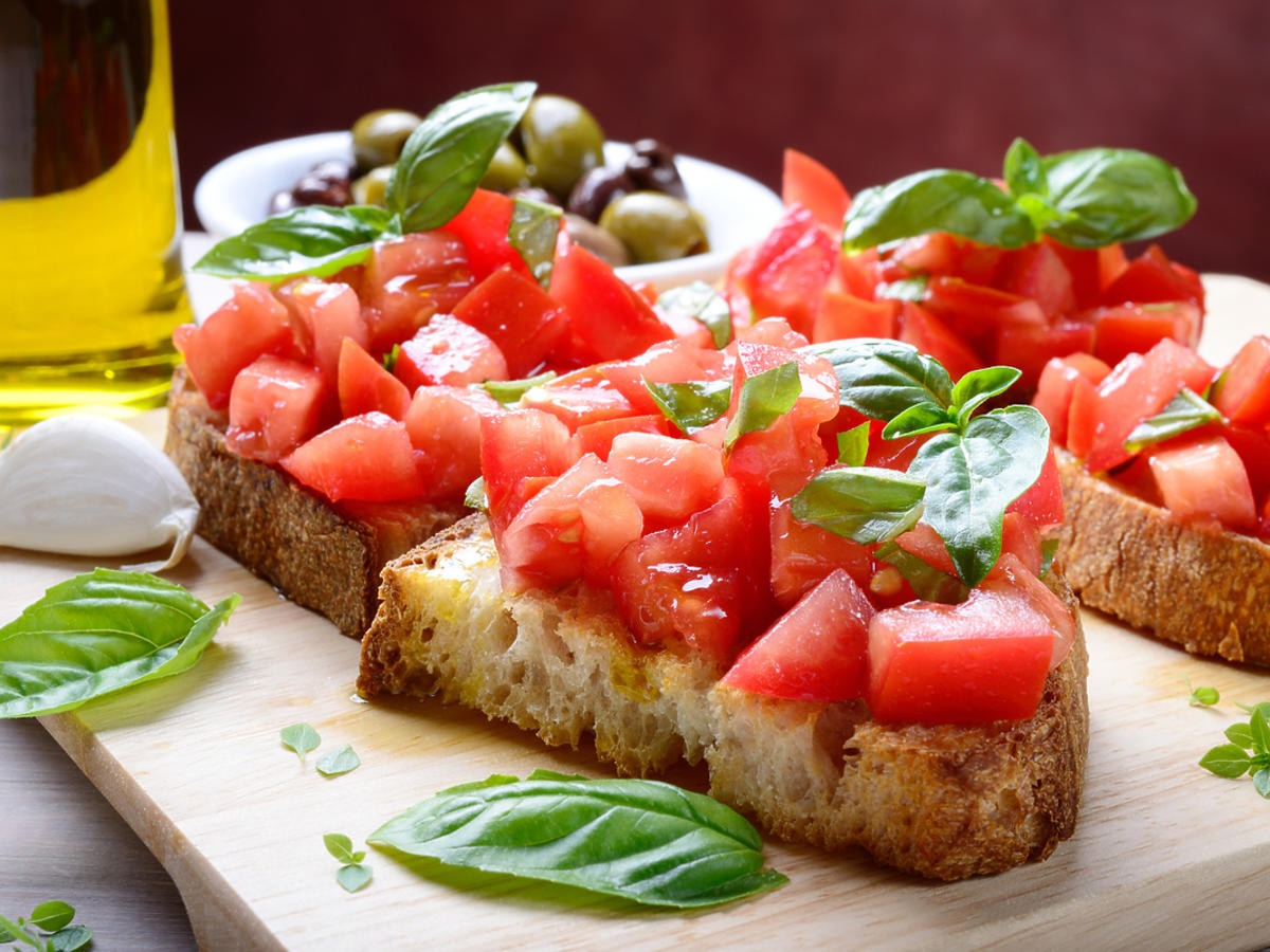 Bruschetta z bazylią i pomidorami