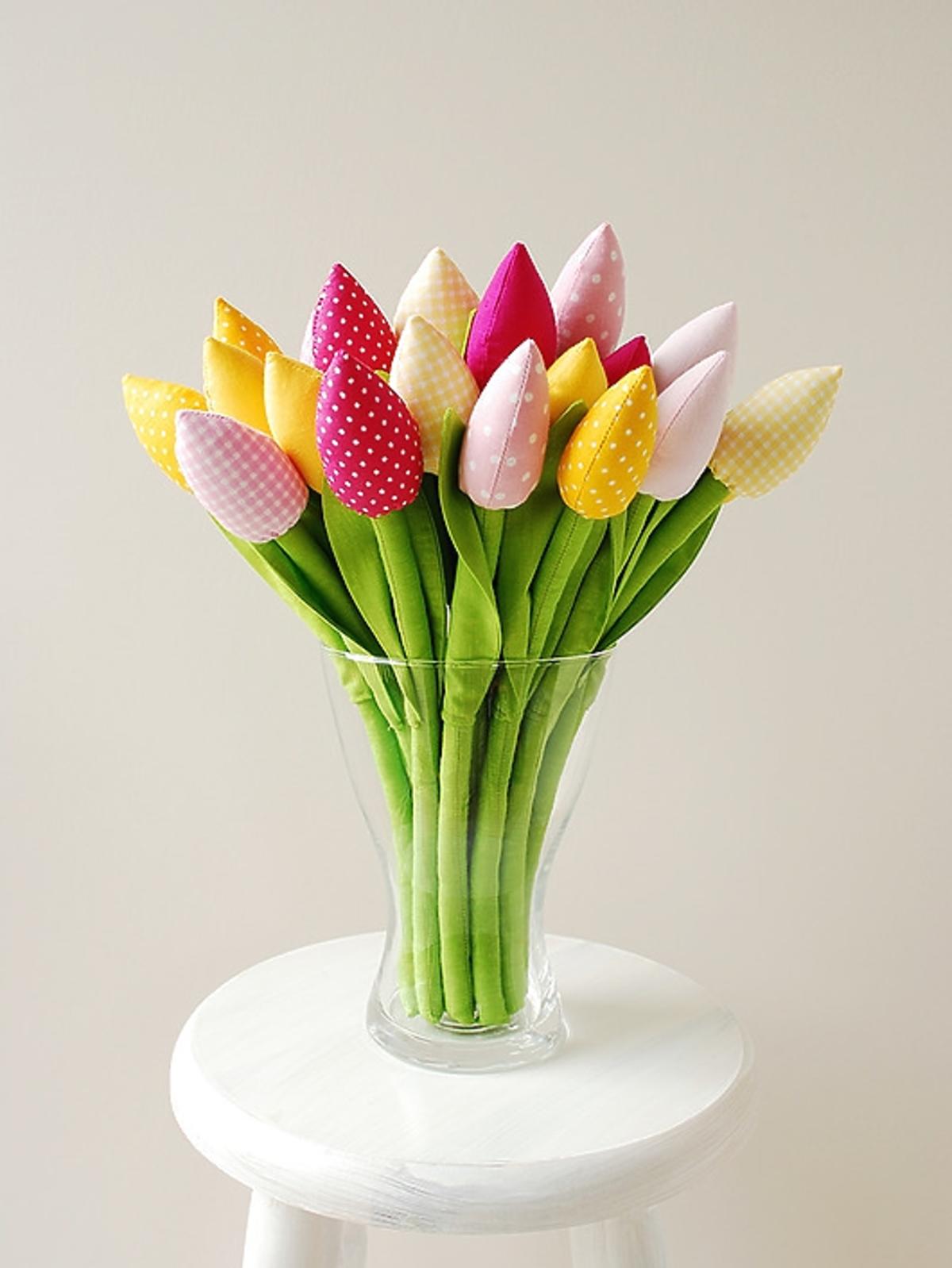 Bukiet materiałowych tulipanów w wazonie