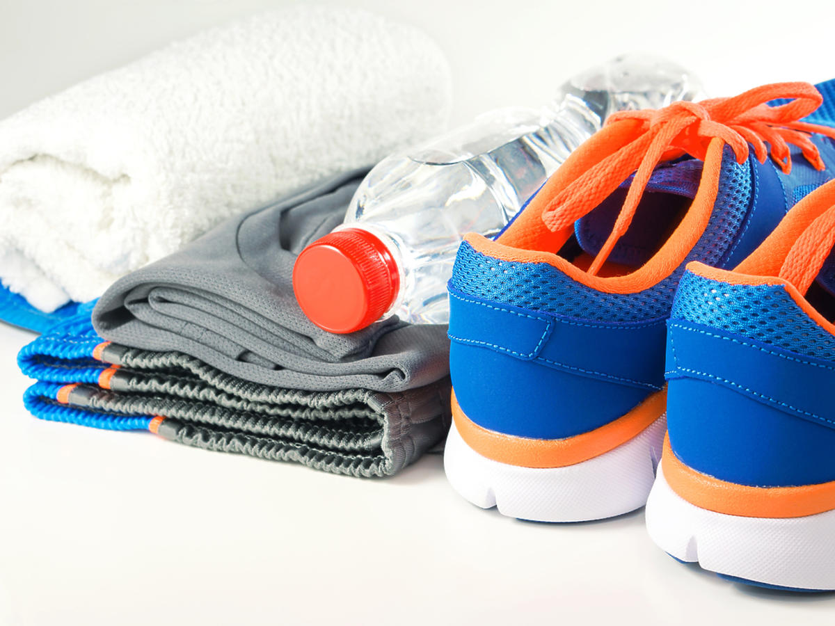 buty sportowe, woda i ręcznik