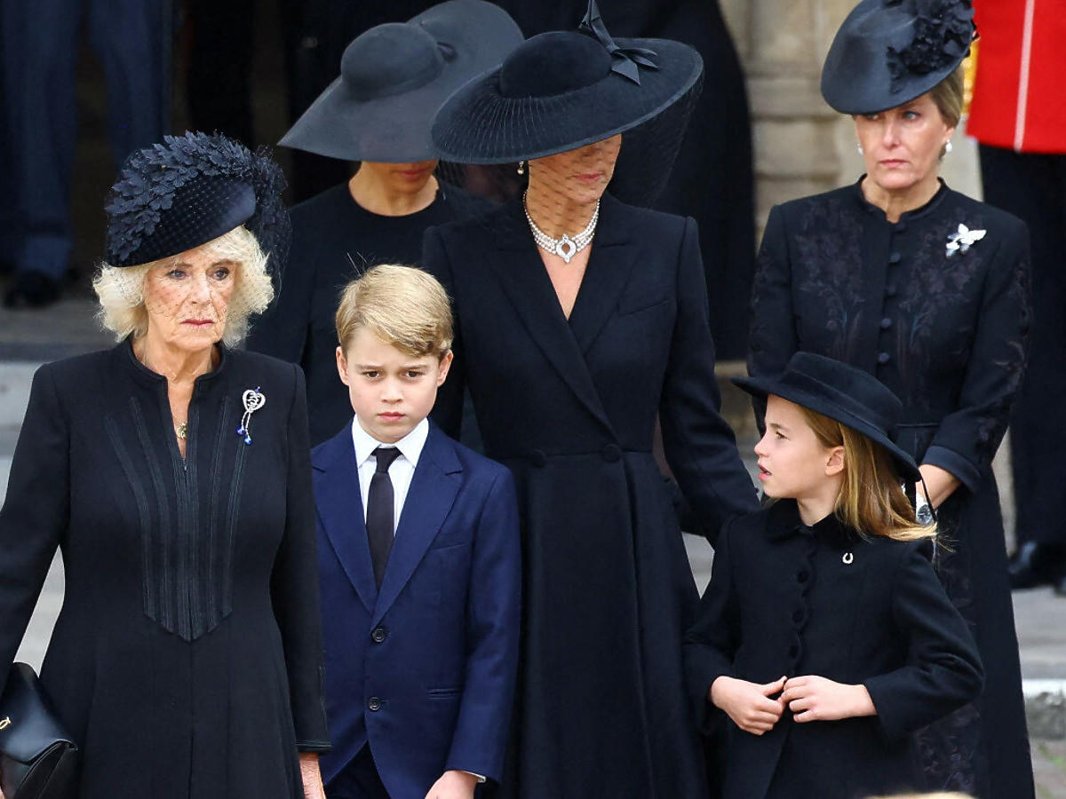 Camilla, księżna Kate, książę George, księżniczka Charlotte na pogrzebie Elżbiety II