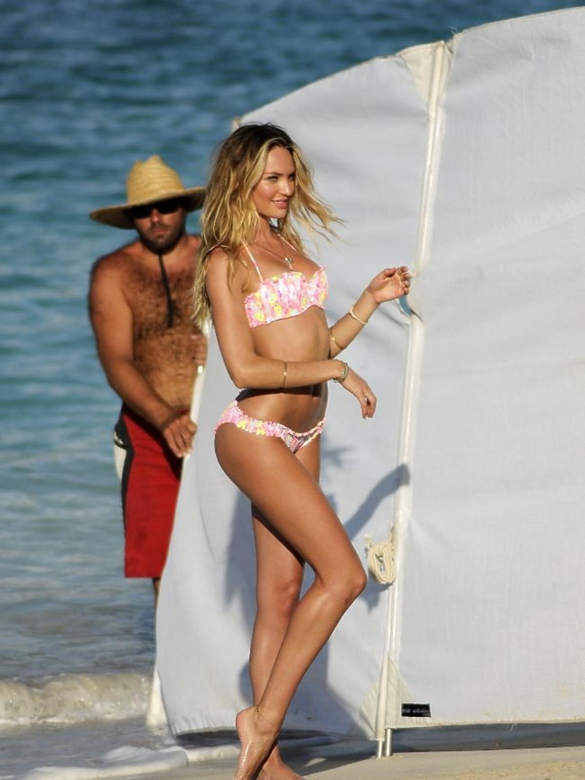 Candice Swanepoel pozuje na plaży dla Victoria's Secret