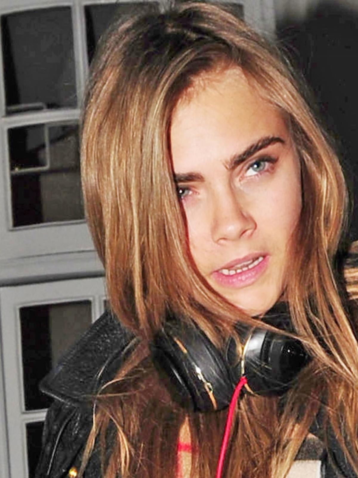 Cara Delevingne na spacerze w modnej stylizacji