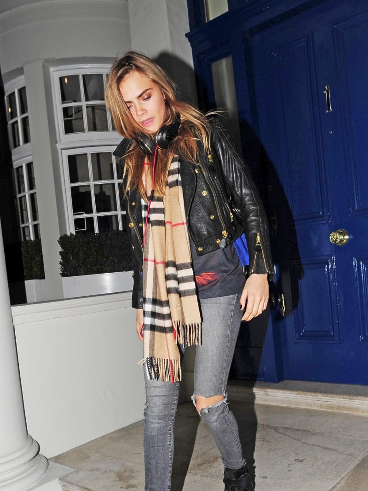 Cara Delevingne na spacerze w modnej stylizacji
