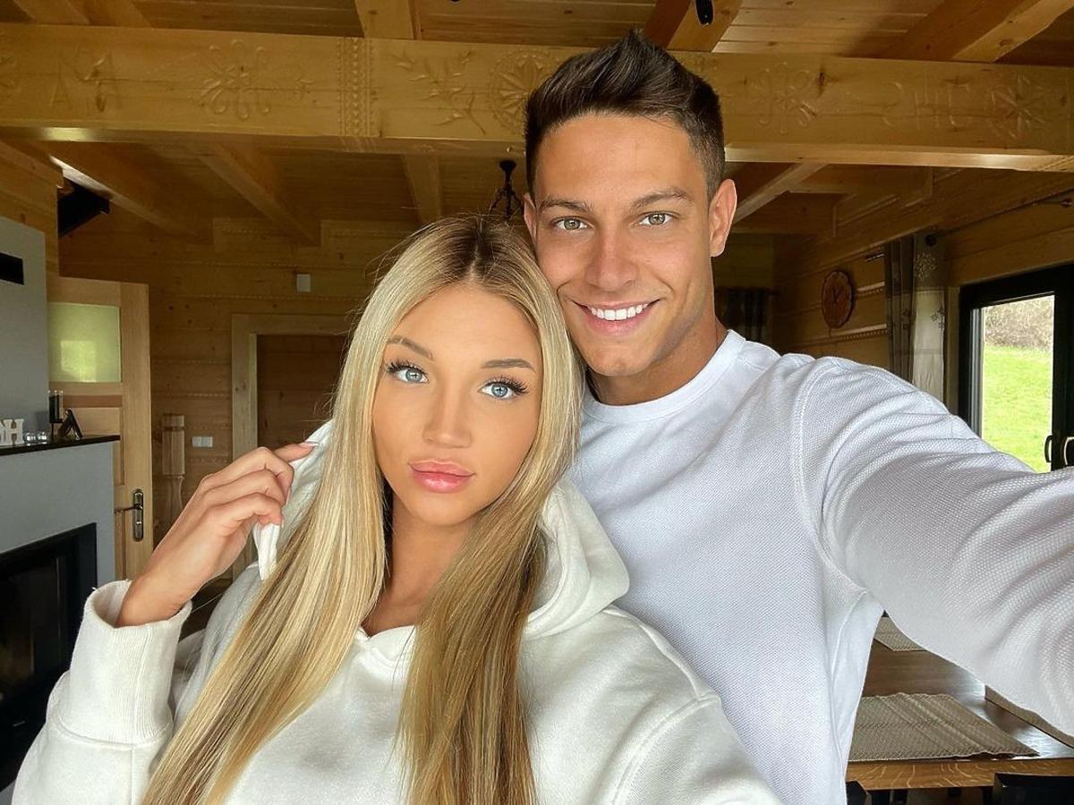 Caroline i Mateusz z "Love Island" w białych stylizacjach