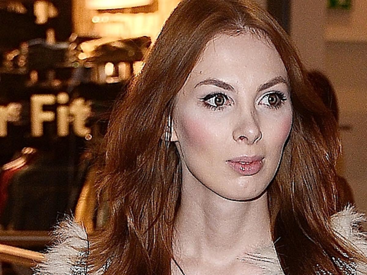 Charlize Mystery w za dużych butach. Wpadka Charlize Mystery. Karolina Gliniecka w za dużych butach