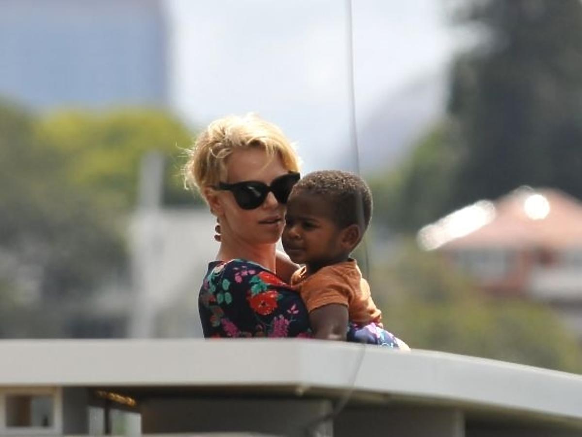 Charlize Theron z synkiem Jacksonem na jachcie w Sydney