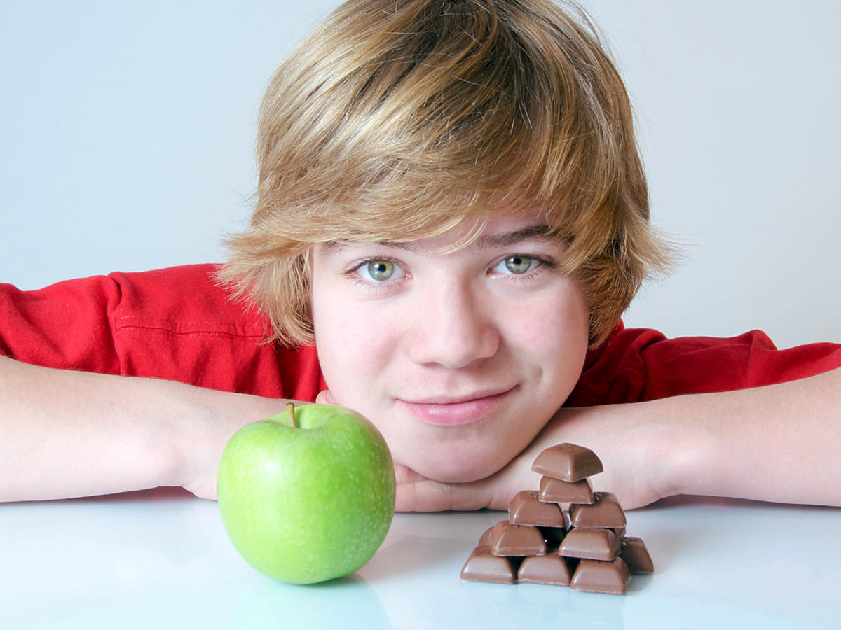 Chłopiec, jabłko i czekolada.