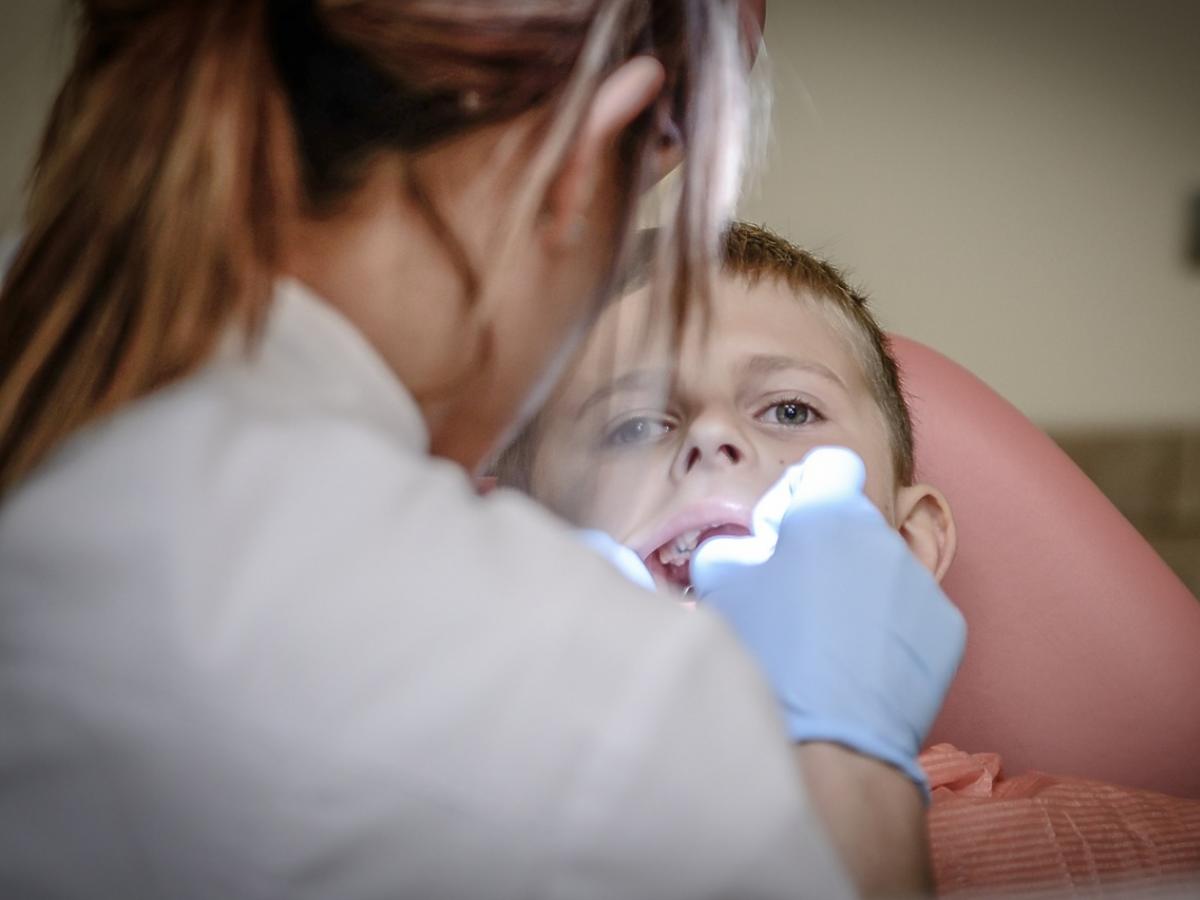 Chłopiec na fotelu dentystycznym