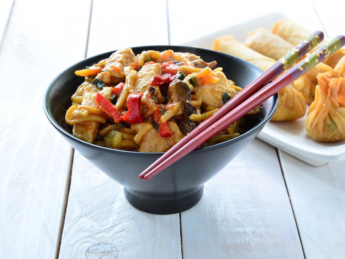 Chow mein z kurczakiem i makaronem