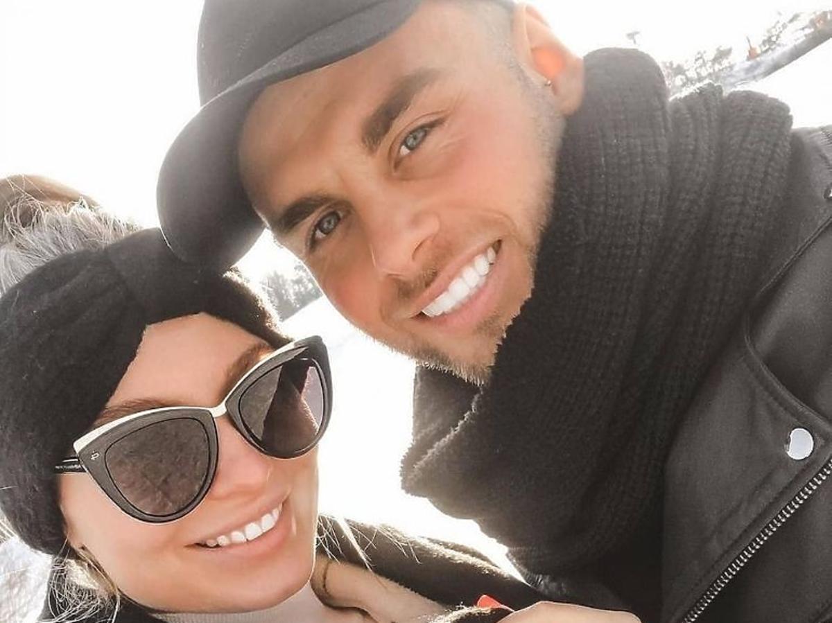 Chris z "Hotelu Paradise" z partnerką w czarnych stylizacjach