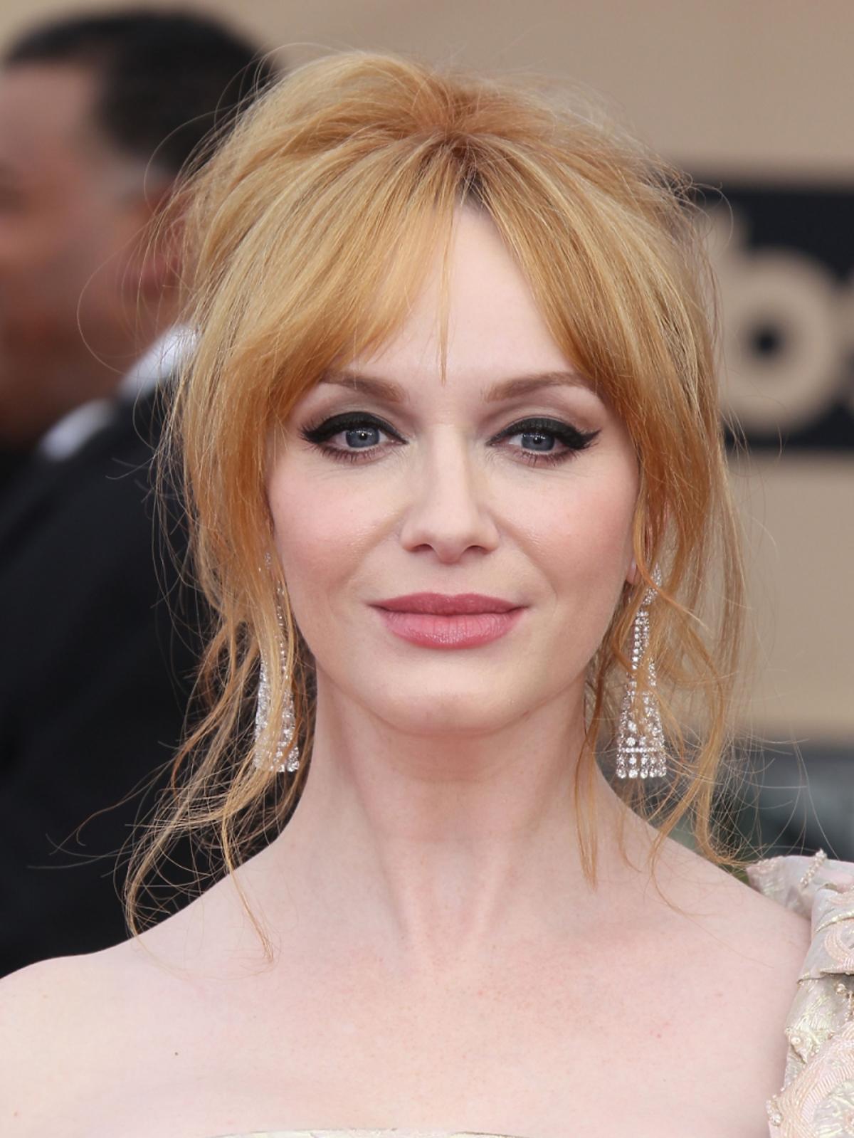 Christina Hendricks w koku i mocnym makijażu