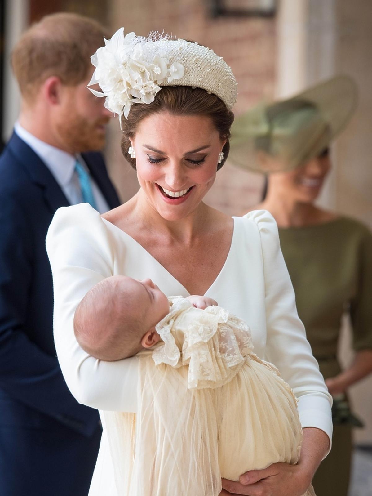 Chrzest Księcia Louisa księżna Kate z synem