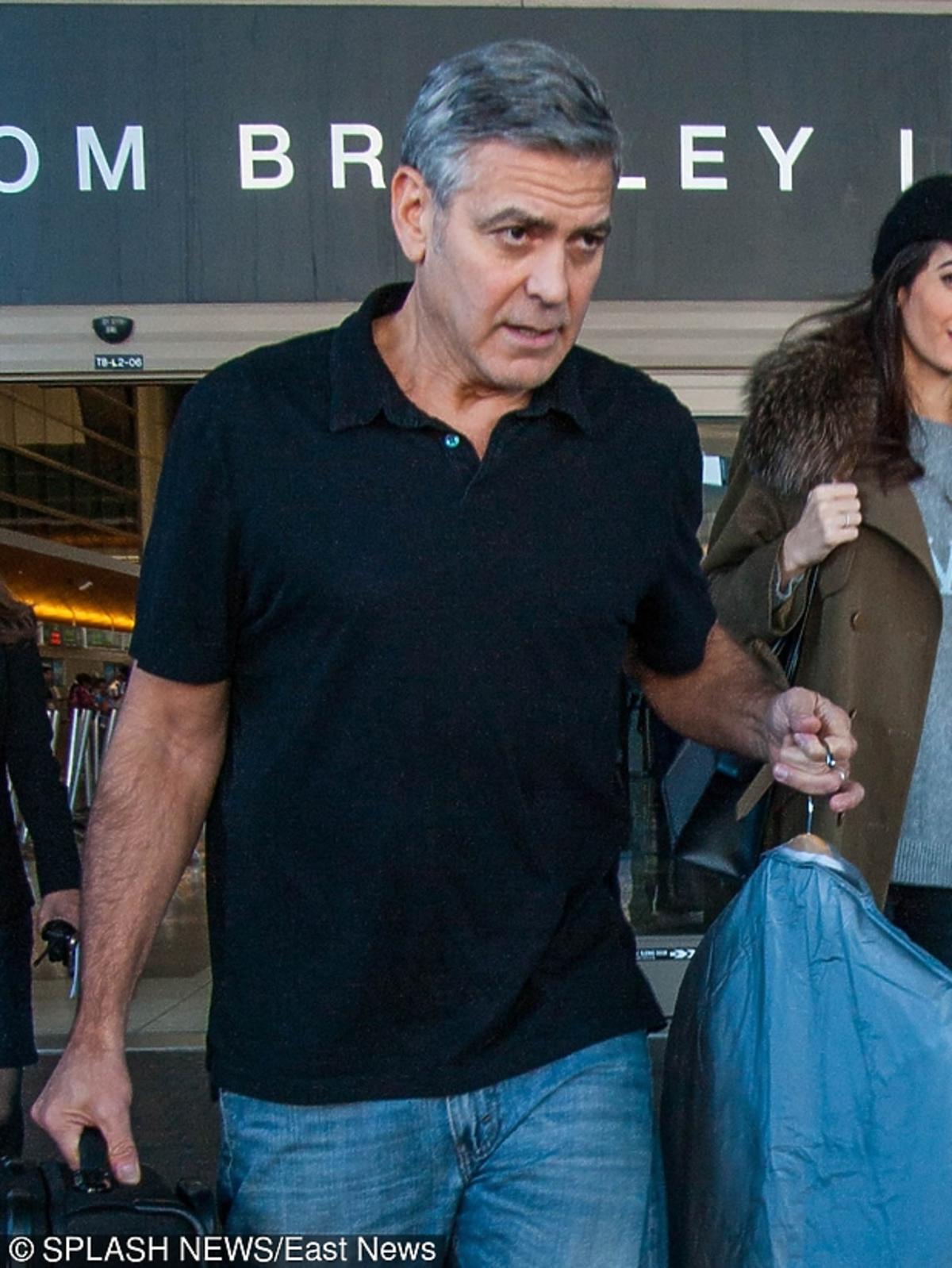 Ciężarna Amal Clooney ukrywa brzuszek na lotnisku. Widać, że będzie mieć bliźniaki? NOWE ZDJĘCIA