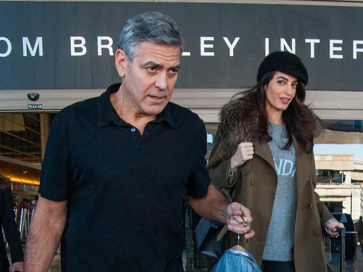 Ciężarna Amal Clooney ukrywa brzuszek na lotnisku. Widać, że będzie mieć bliźniaki? NOWE ZDJĘCIA