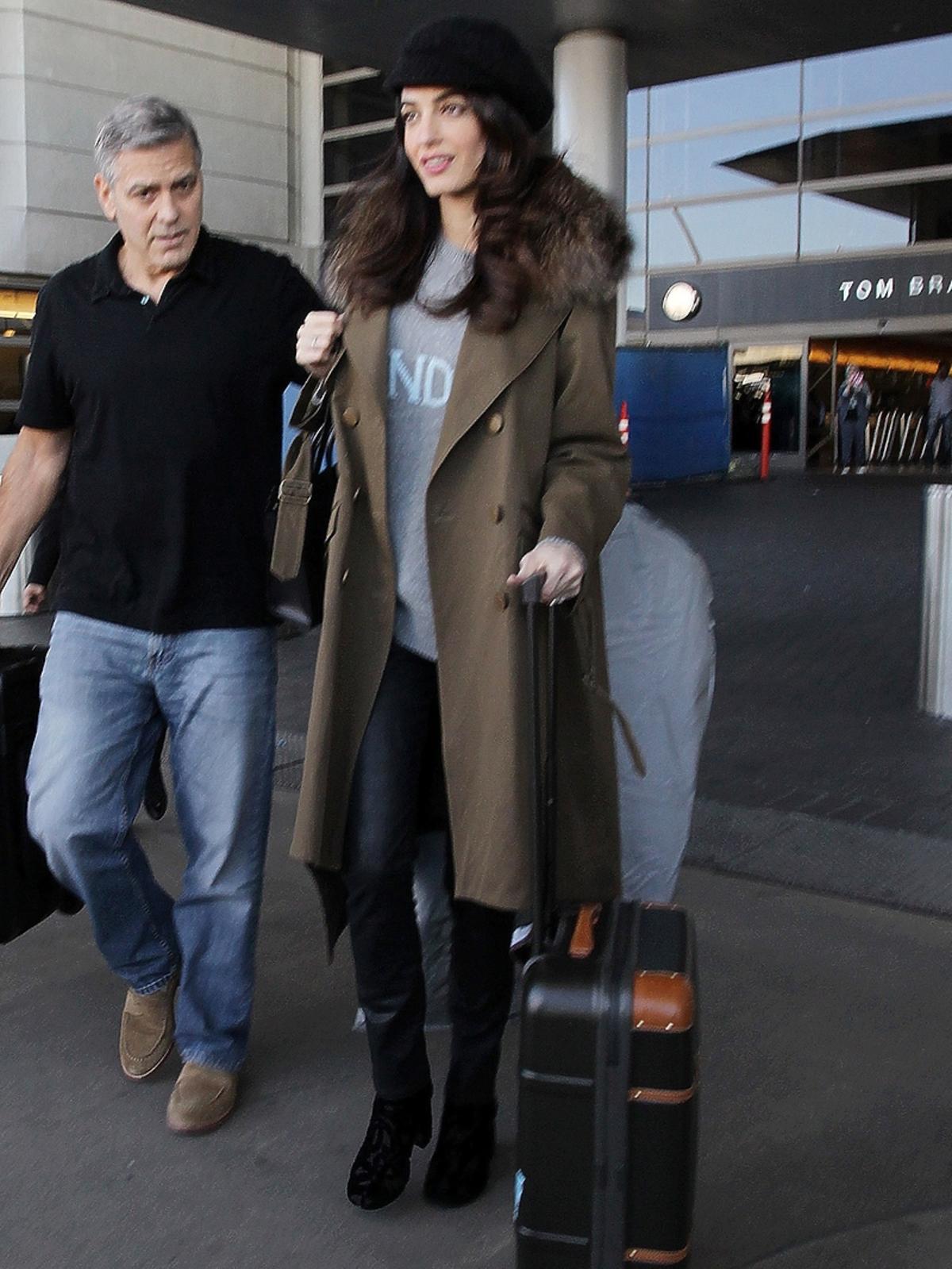 Ciężarna Amal Clooney ukrywa brzuszek na lotnisku. Widać, że będzie mieć bliźniaki? NOWE ZDJĘCIA
