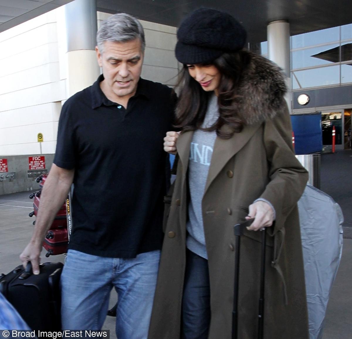 Ciężarna Amal Clooney ukrywa brzuszek na lotnisku. Widać, że będzie mieć bliźniaki? NOWE ZDJĘCIA