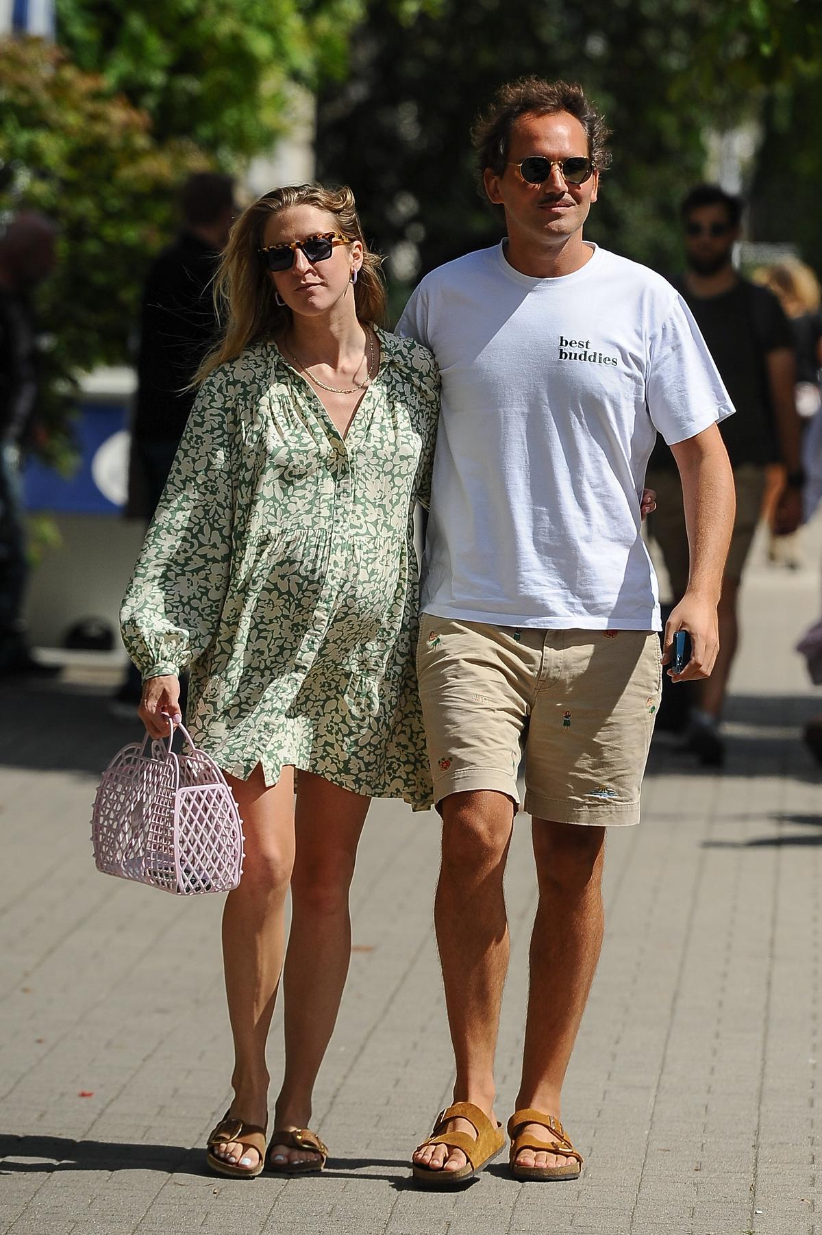 Ciężarna Lara Gessler na spacerze z mężem