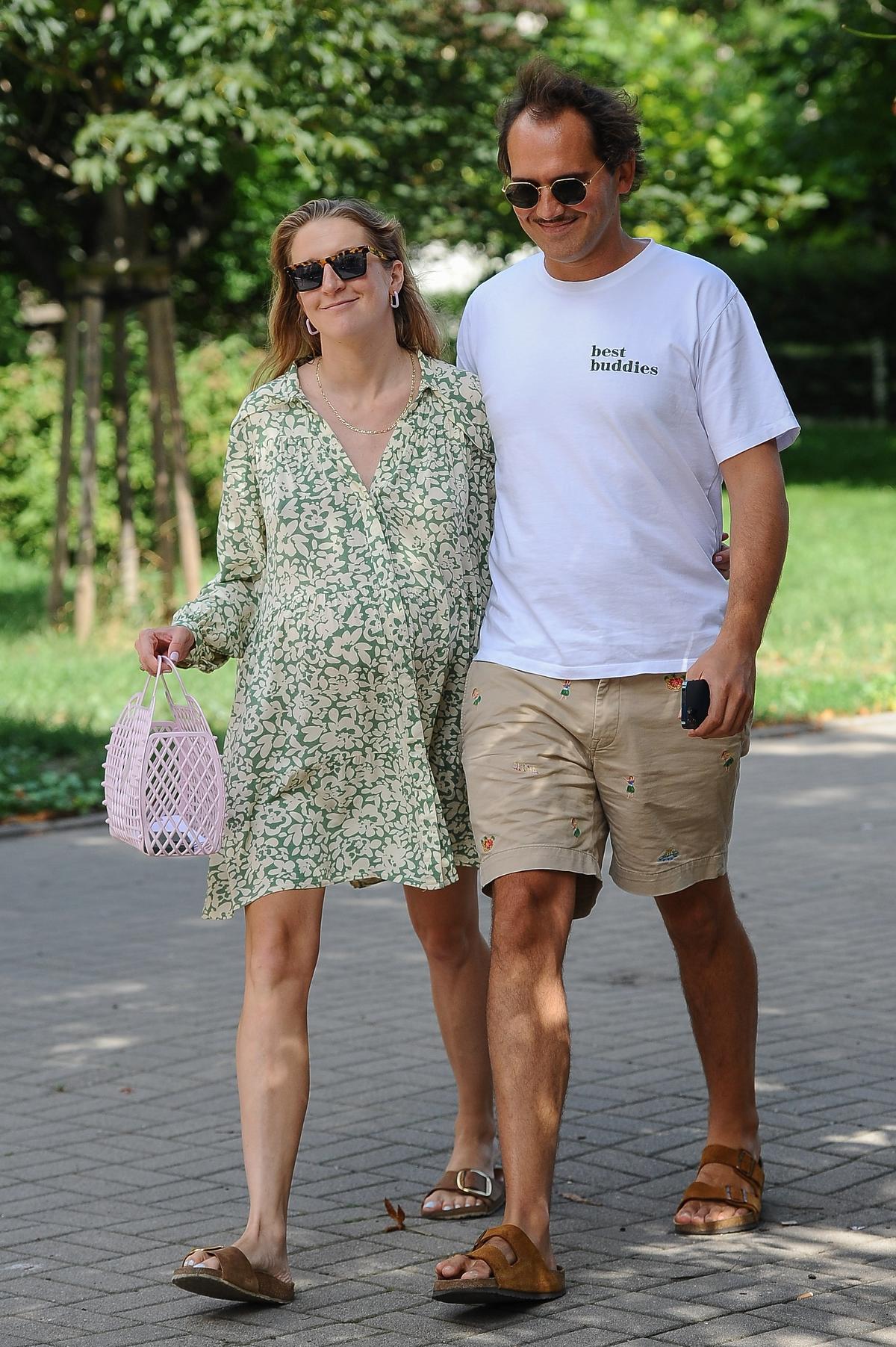 Ciężarna Lara Gessler na spacerze z mężem Piotrem