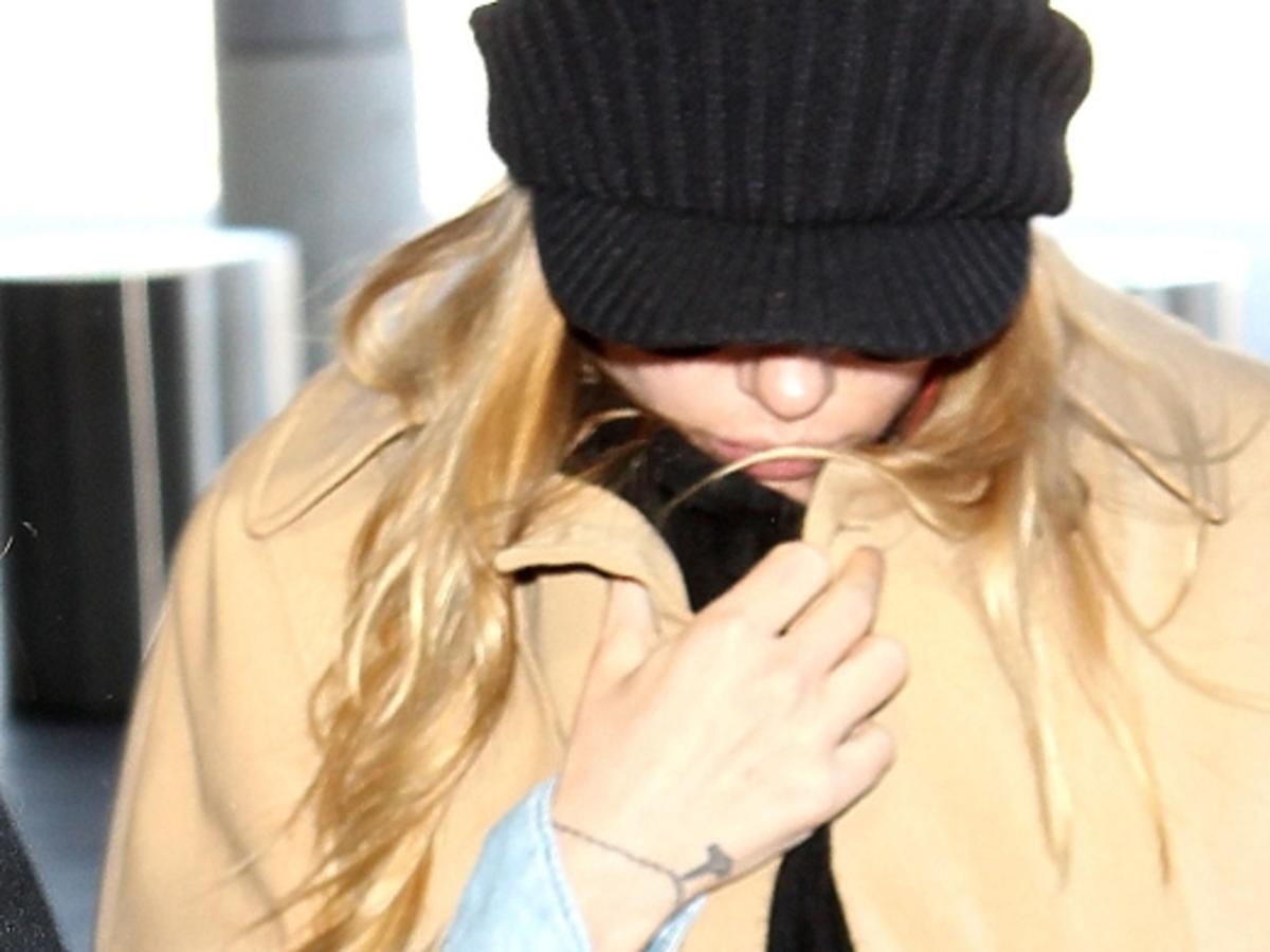 Ciężarna Scarlett Johansson ukrywa twarz przed fotografami na lotnisku International w Los Angeles