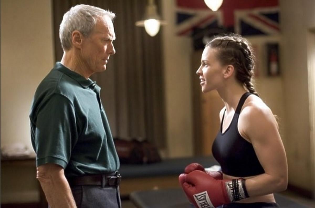 Clint Eastwood Hilary Swank patrzą na siebie 