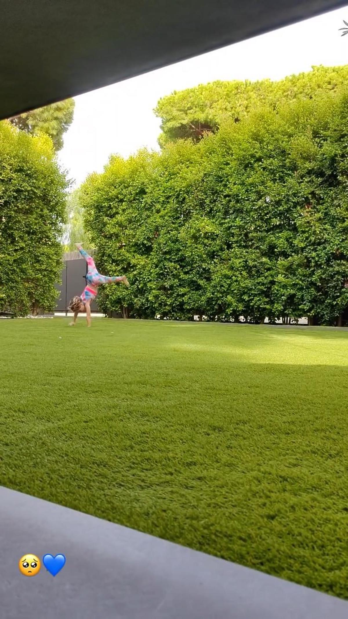Córka Anny Lewandowskiej bawi się w ogrodzie