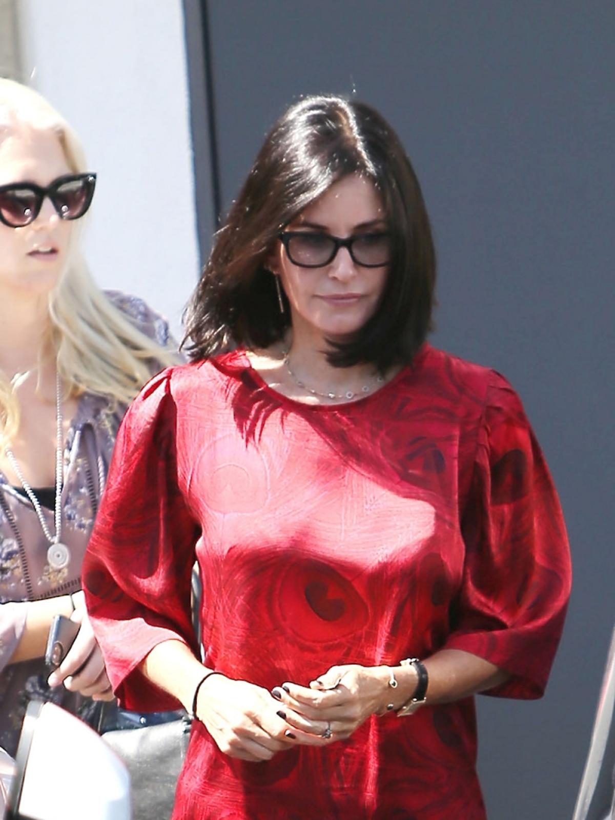 Courtney Cox wychodzi z salonu fryzjerskiego