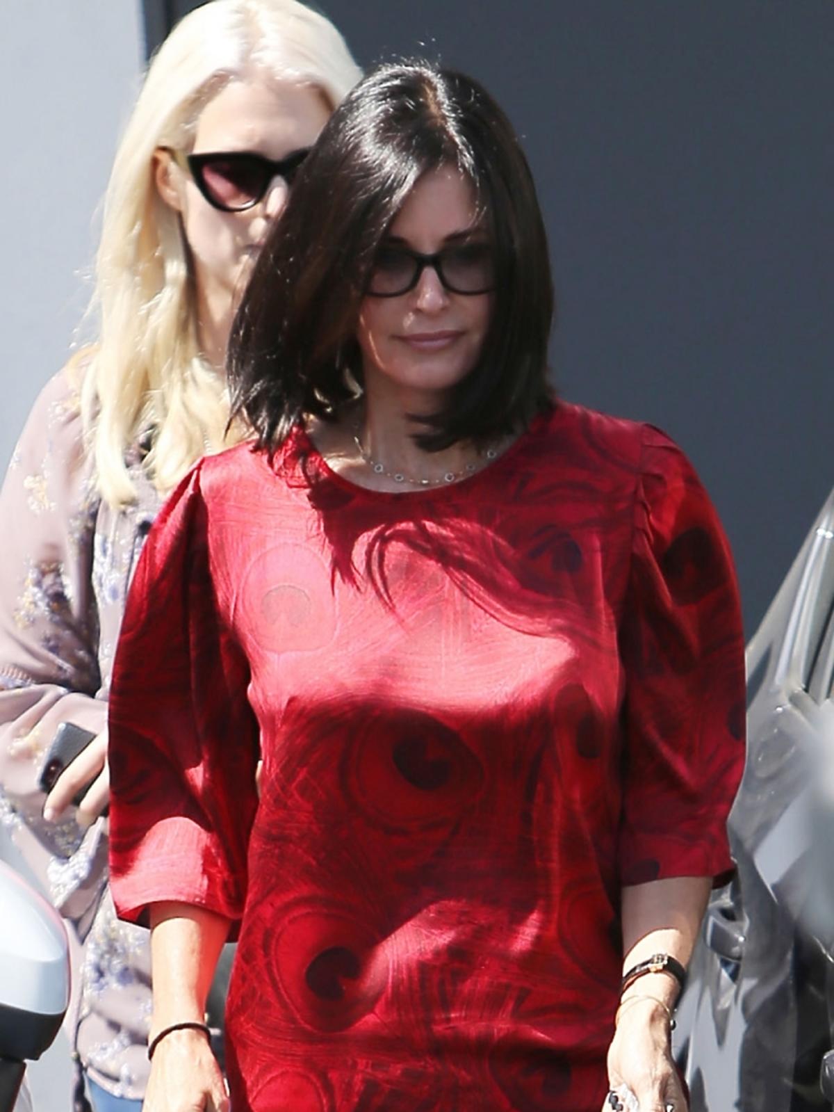 Courtney Cox wychodzi z salonu fryzjerskiego