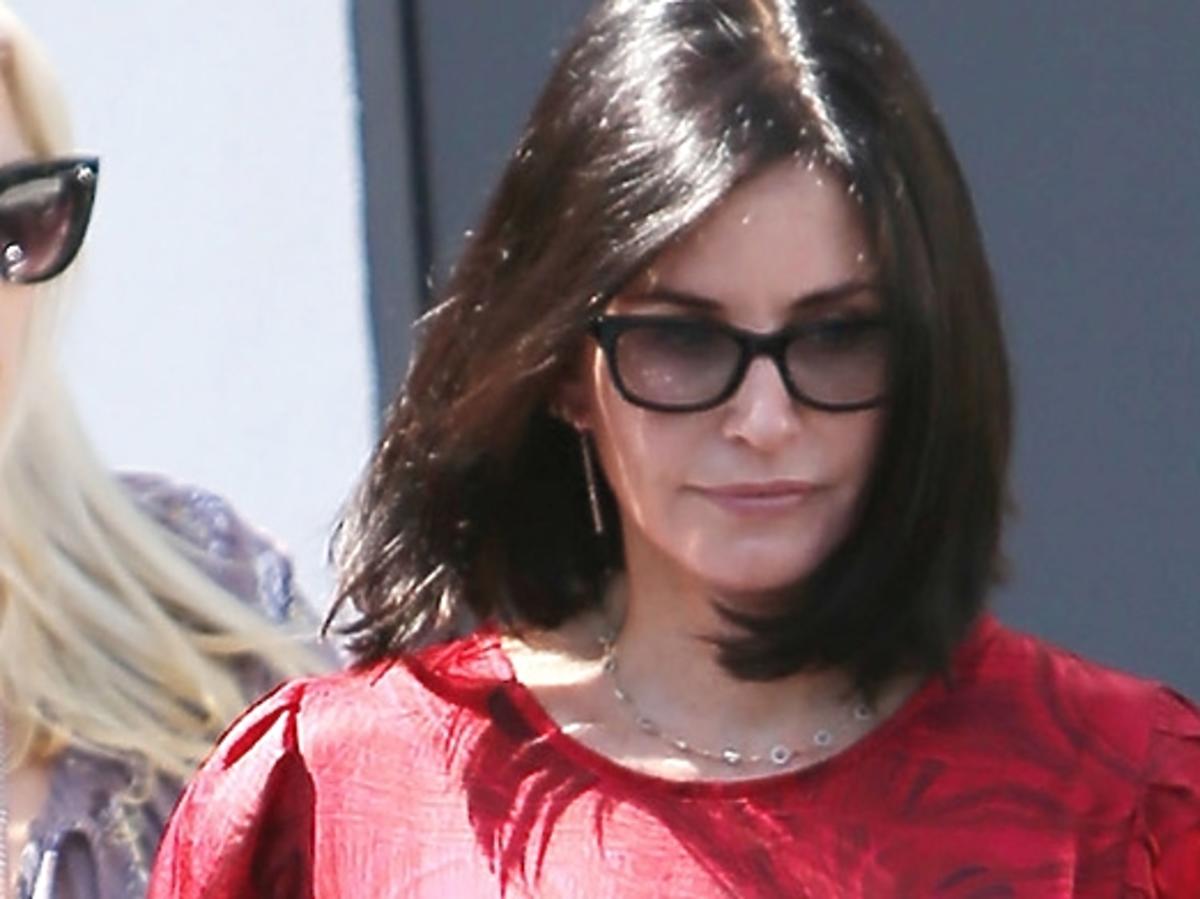 Courtney Cox wychodzi z salonu fryzjerskiego