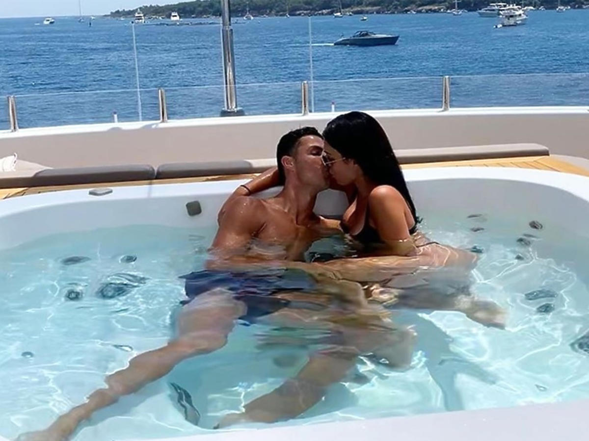 Cristiano Ronaldo i Georgina Rodriguez całują się w jacuzzi